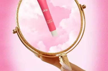 Hair Taming Wand: A Daily Essential for Frizz Control