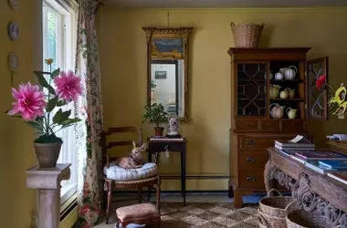 The Allure of Curated Antiquing Journeys: Beyond the Flea Market