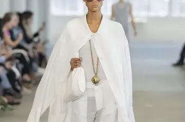 The Resurgence of Long Pendant Necklaces: A Dominant Trend on the Runways
