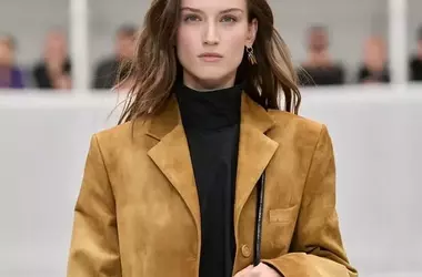Elevate Your Autumn Style: The Versatile Suede Blazer