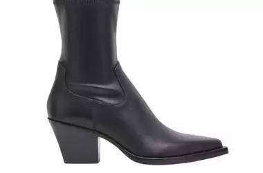The Ultimate Guide to Comfortable and Stylish Walking Boots, According to a Celebrity Stylist
